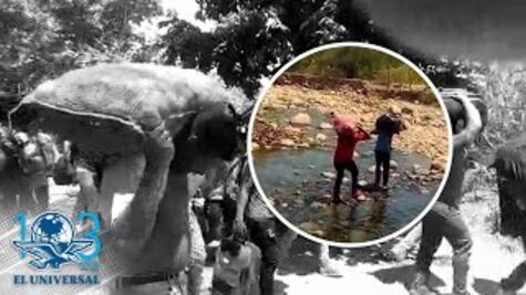 Venezolanos cruzan alimentos y medicinas por el río Táchira