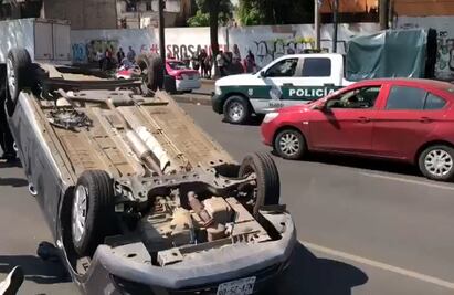 Vuelca auto en carriles de la Radial Aquiles Serdán; reportan un herido