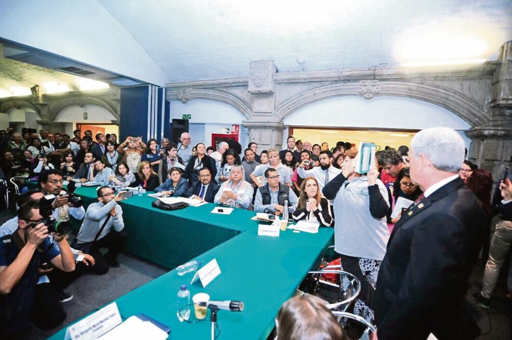 Vecinos inconformes con el Plan de Desarrollo Urbano para la capital gritaron consignas y tacharon de vendidos a legisladores locales por apoyar la propuesta del gobierno de la Ciudad de México (ARTURO JIMÉNEZ. OBTURADOR)