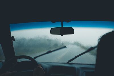 ¿Qué hacer si tu auto falló y estás bajo la lluvia? 