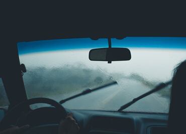 ¿Qué hacer si tu auto falló y estás bajo la lluvia?