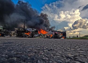 Bloqueos e incendios; grupos delictivos paralizan carreteras en cinco municipios de Sinaloa