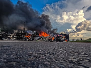 Bloqueos e incendios; grupos delictivos paralizan carreteras en cinco municipios de Sinaloa