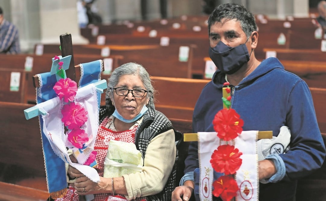Jesús acudió a bendecir su cruz acompañado por su mamá y su hermano a la Catedral de Toluca. Foto: Jorge Alvarado/ EL UNIVERSAL.