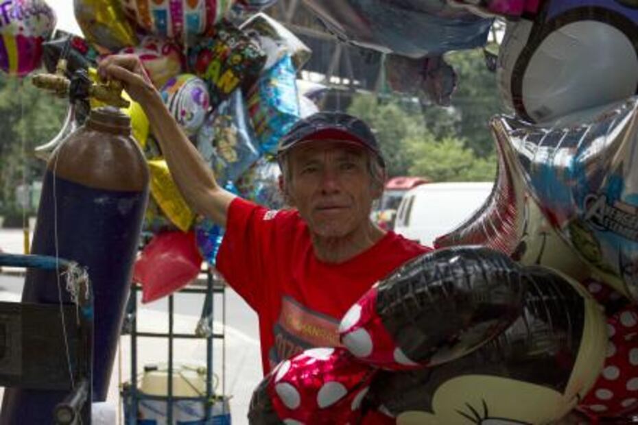 El globero que curó su alcoholismo con un globo para dios