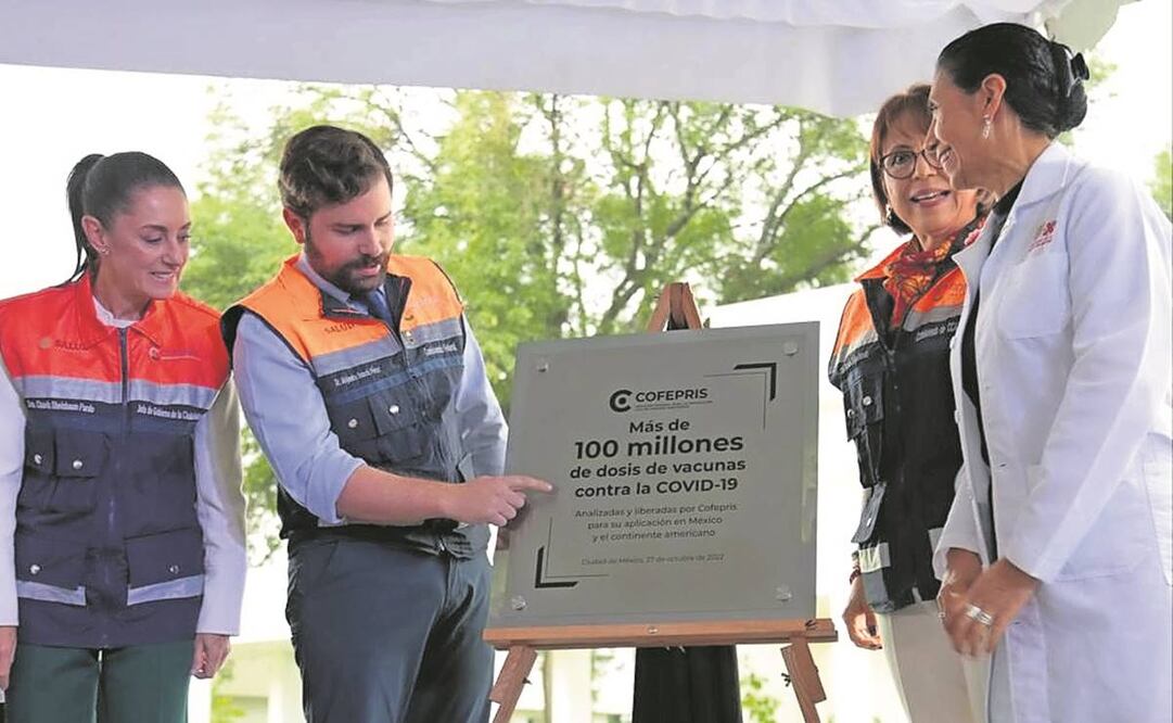 Funcionarios de Cofepris y Agepsa develaron la placa por la autorización de más de 100 millones de dosis Covid. Foto: ESPECIAL
