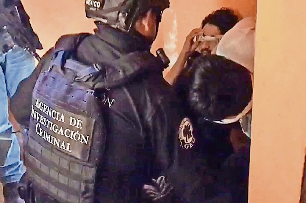 Después de un intercambio de balas entre elementos de seguridad y presuntos delincuentes, un agresor murió y dos agentes resultaron heridos. (ESPECIAL)
