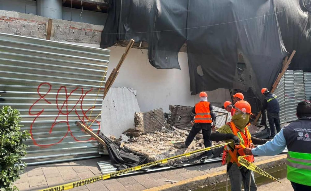 caída de la estructura movilizó a cuerpos de emergencia y personal de Protección Civil. Foto: Juan Carlos Williams / EL UNIVERSAL
