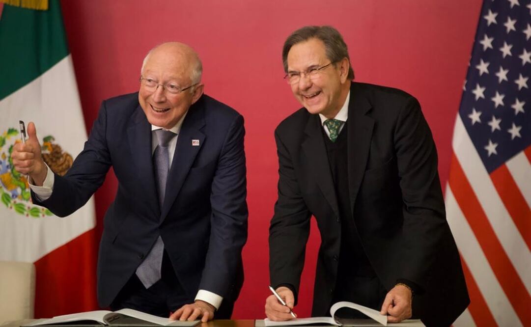 Los embajadores de México Esteban Moctezuma y EUA Ken Salazar firmaron los memorandos de entendimiento sobre movilidad laboral y protección de menores / Foto: Germán Espinosa 