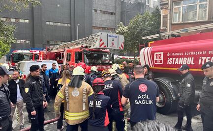 Suman 29 muertos y varios heridos por incendio en un edificio de Estambul