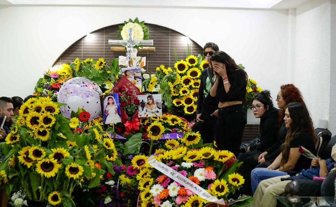 Con girasoles alrededor del ataúd y la exigencia de justicia, se realizó ayer el funeral de Ariadna Fernanda. Foto; Diego Simón/ EL UNIVERSAL