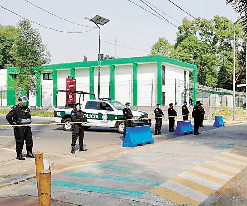 Los agentes invitaban a los paseantes a regresar a sus casas. Foto: Especial