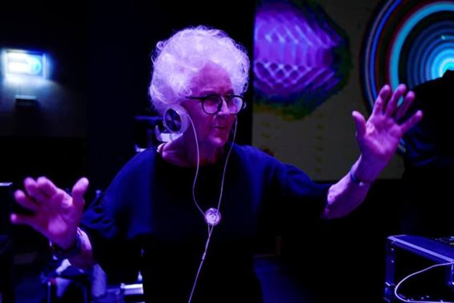 "DJ Wika", la mujer de 80 años que anima fiestas en Varsovia