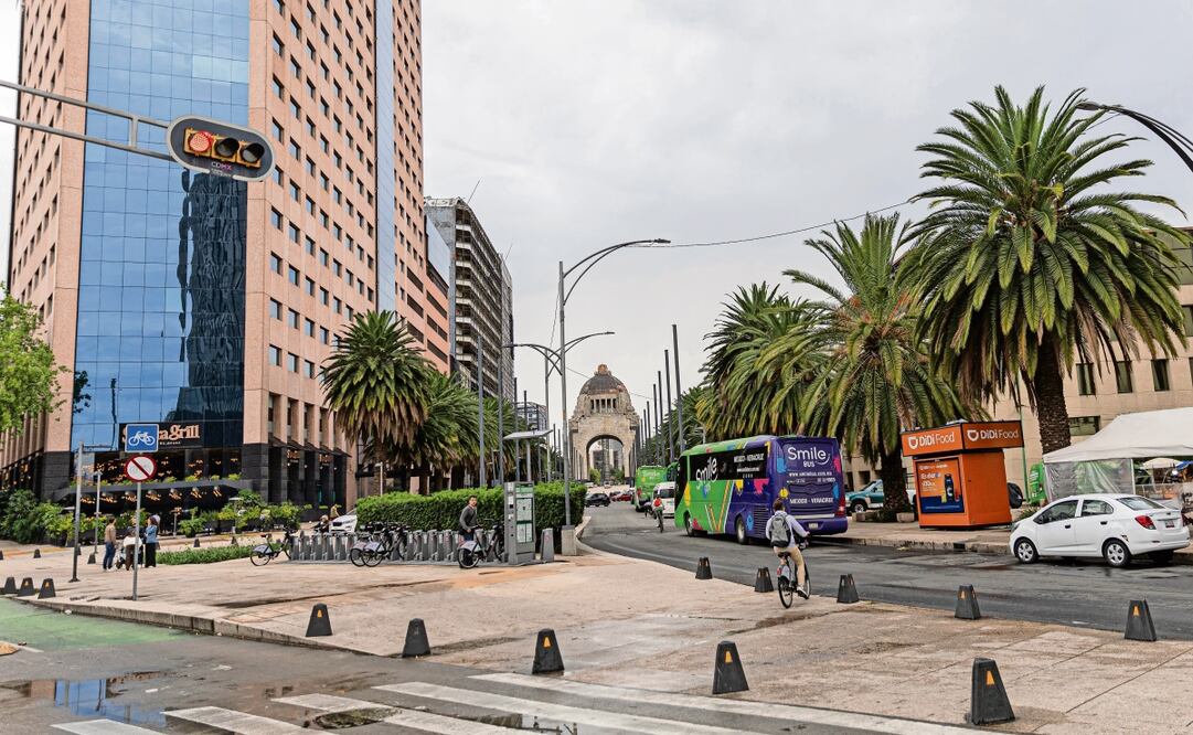 En Reforma, a la altura de Plaza de la República, se levantaron algunos puestos ambulantes; comercios siguen en el resto de la vialidad. Germán Espinosa  / EL UNIVERSAL