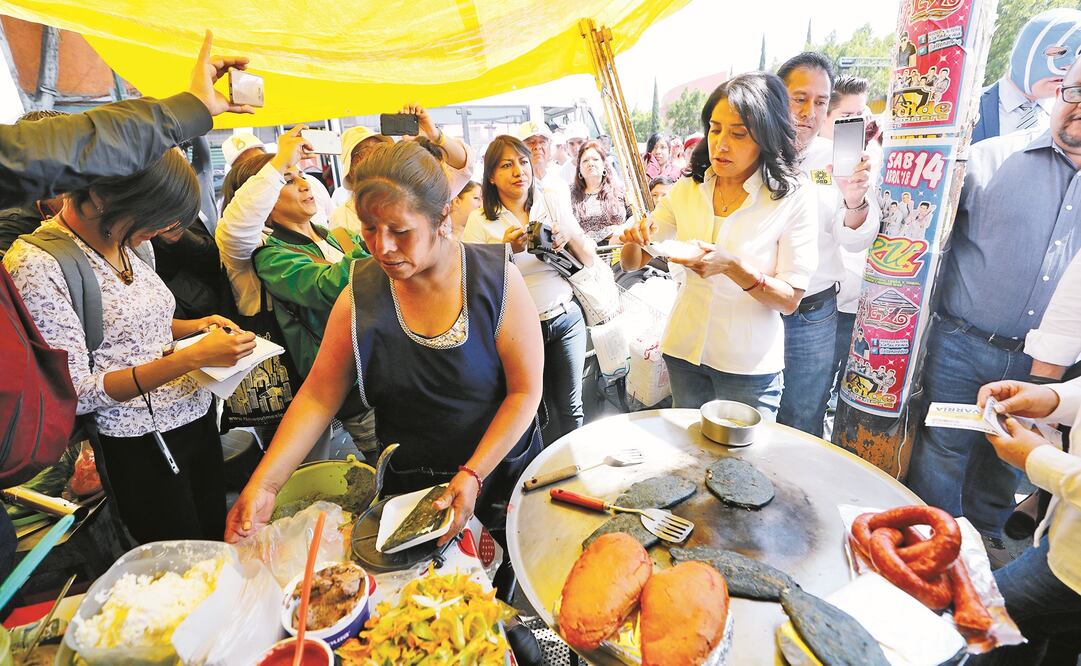Gloria tiene un puesto de antojitos en Tepito, ayer Alejandra Barrales le comp ró un tlacoyo; la señora dice que de haber más oportunidades tendría otro trabajo. (IRVIN OLIVARES. EL UNIVERSAL)