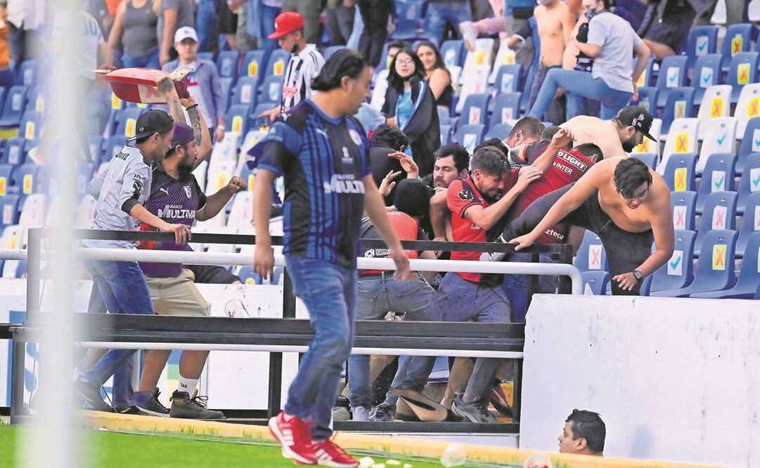 Trifulca entre los Gallos Blancos de Querétaro y los Rojinegros del Atlas / Foto: Sebastian Laureano Miranda