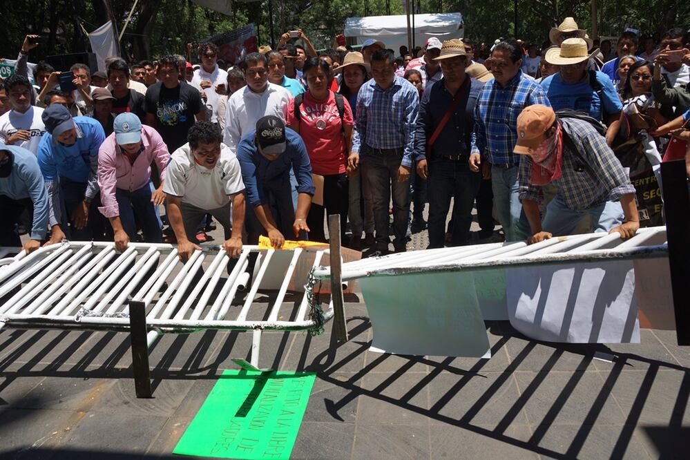Integrantes del magisterio oaxaqueño, al encontrar cerrado el edificio y resguardado con vallas metálicas y elementos de seguridad, vandalizaron en el lugar (Foto: Edwin Hernandez)