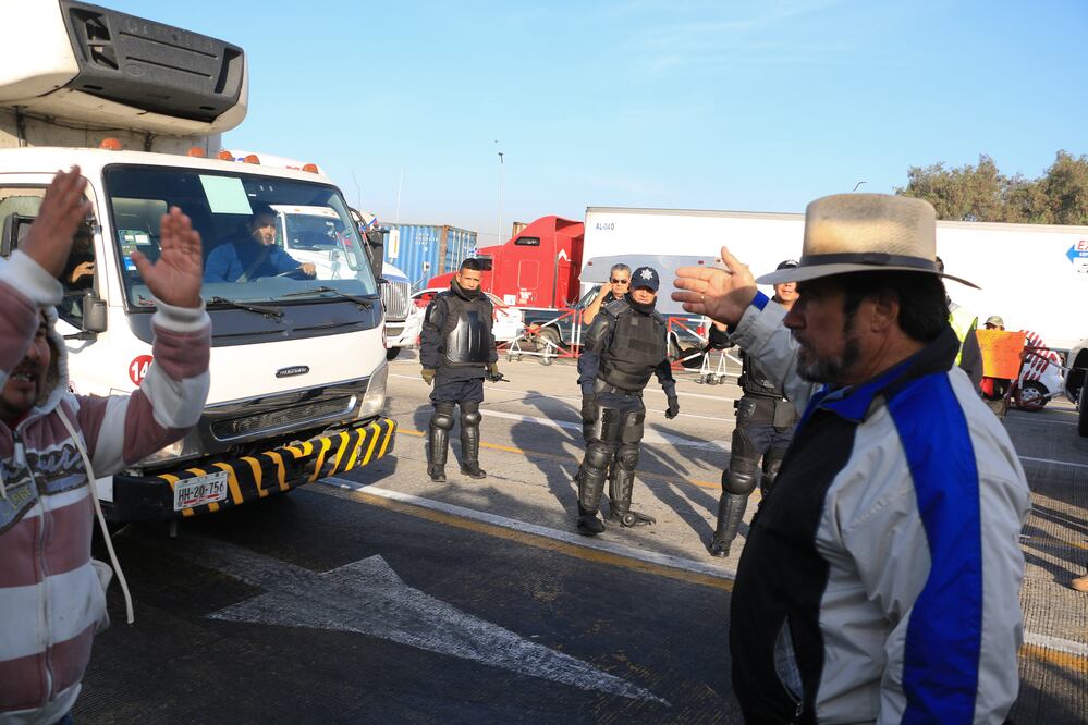 En Ixtapaluca, Estado de México, transportistas de carga bloquearon intermitentemente la caseta de San Marcos (SAÚL LÓPEZ. CUARTOSCURO)