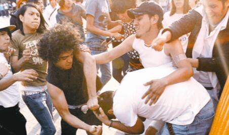 “Jóvenes vestidos de negro” tenían la orden de “atacar”: a 15 años de la pelea de emos vs. punks