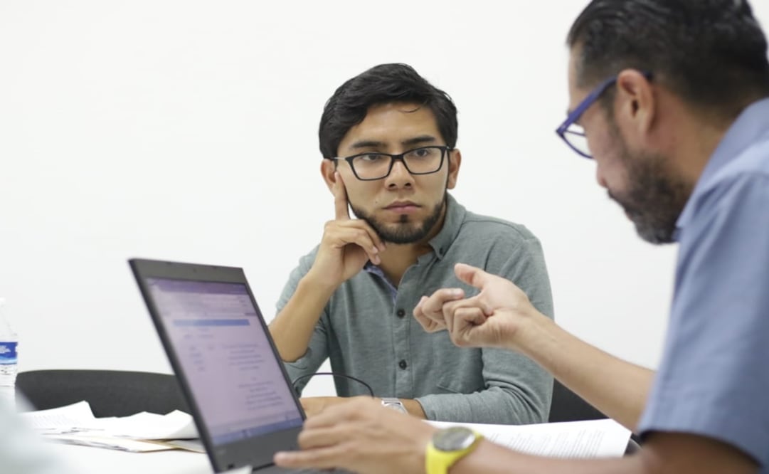 Comparecencia del reportero Mario Galena ante INE Puebla. Foto: Cortesía Agencia Es Imagen/Jafet Moz