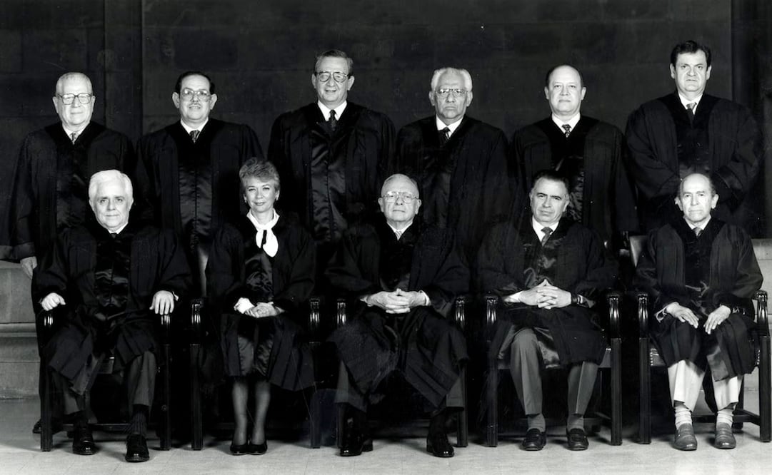 La SCJN distribuyó una fotografía de los ministros que integraron el máximo tribunal desde 1995. Rostros fáciles de reconocer son la hoy ex titular de Gobernación, Olga Sánchez Cordero, a la izquierda del entonces presidente José Vicente Aguinaco Alemán; y de pie, detrás de Sánchez Cordero y Aguinaco, se encuentra Juan N. Silva Meza, presidente del tribunal de 2011 a 2014. ESPECIAL.