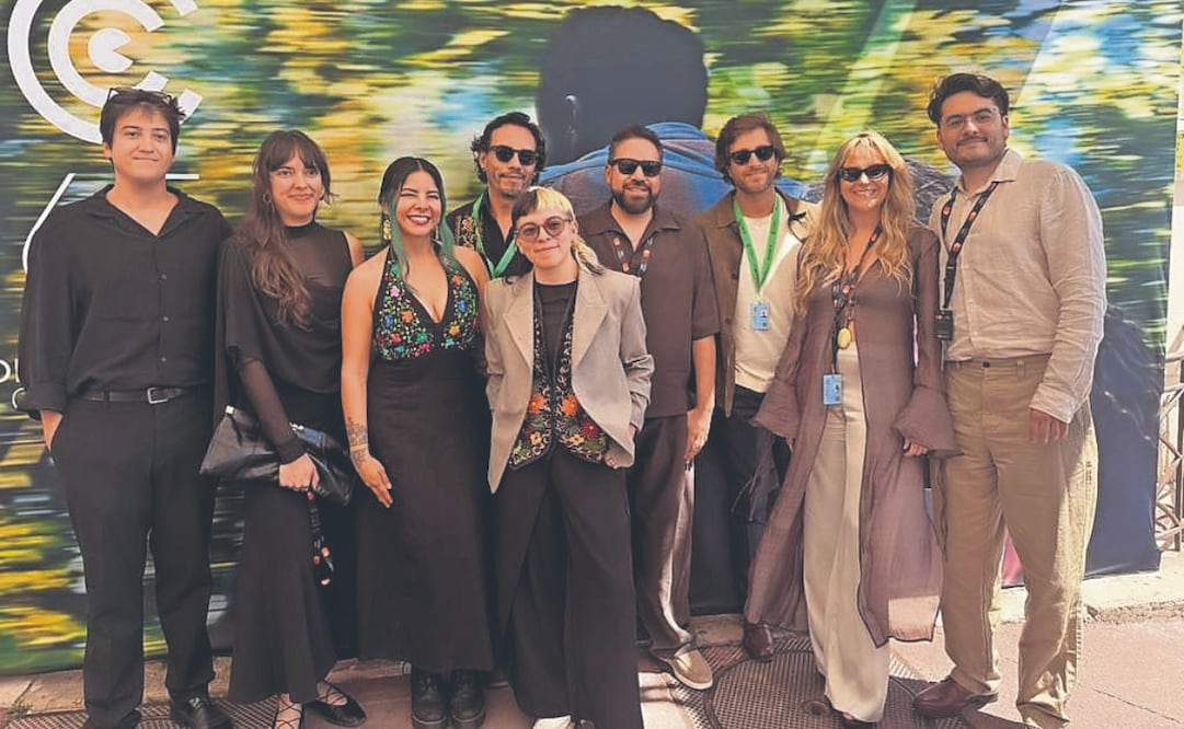 Los realizadores Mariana Mendivil, Lau Charles (gafas), Mauricio Calderón Rico, Jorge Granados Ross con integrantes del equipo de producción. Foto: Alejandra Musi/ EL UNIVERSAL