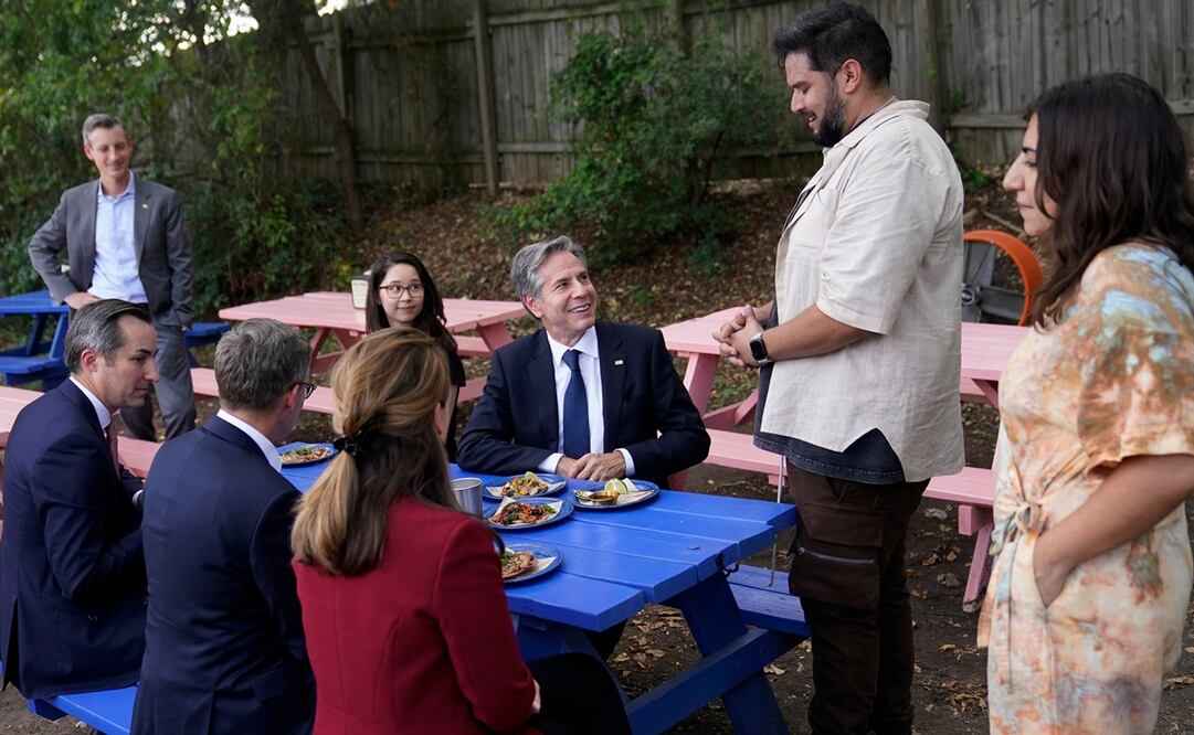 Antony Blinken, secretario estadounidense de Estado, en el centro, habla con el propietario de Nixta Taqueria, Edgar Rico, y su esposa Sara Mardanbigi, a la derecha, durante una parada en su restaurante luego de su visita a la Universidad de Texas. Foto: AP