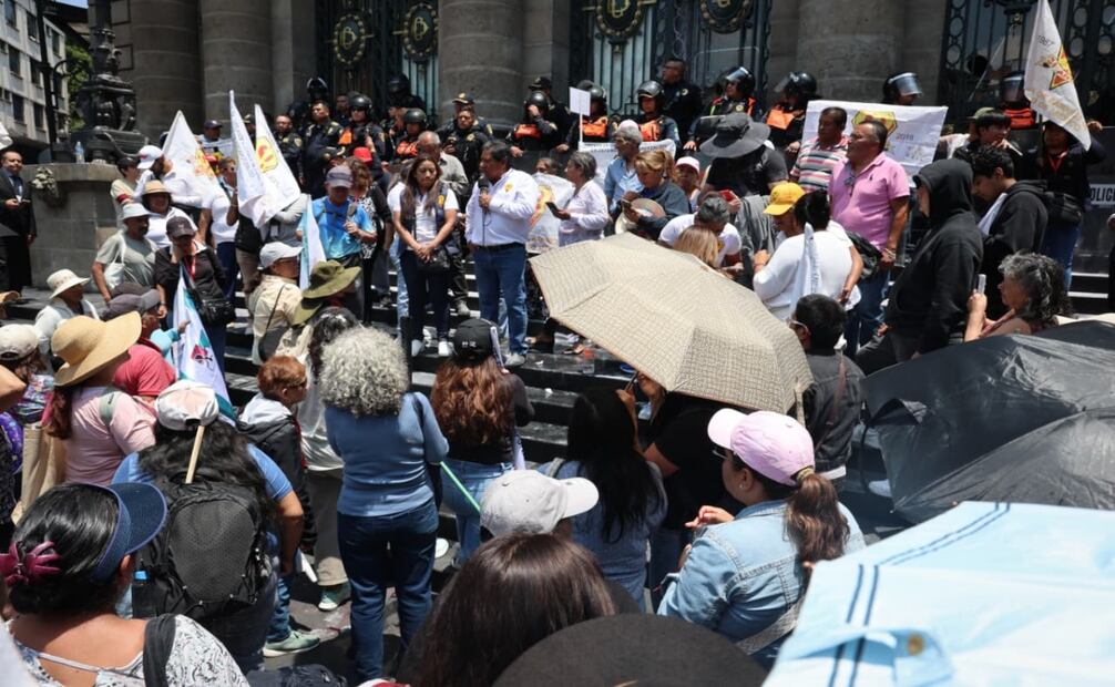 Irrumpen integrantes de Asamblea de Barrios en Congreso CDMX. Foto: Luis Camacho