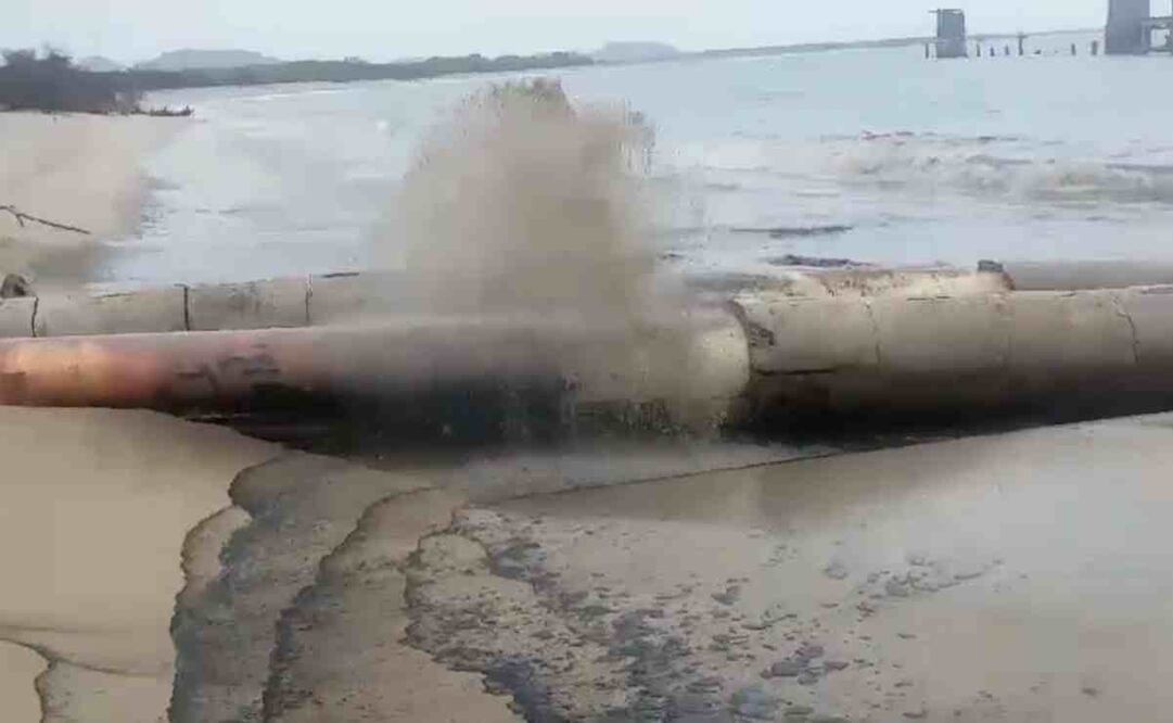 Revelan que el incendio registrado el pasado sábado en la refinería de “Antonio Dovalí Jaime” de Petróleos Mexicanos están vinculados con la falta de operación de las plantas de tratamiento de aguas negras. Foto: Captura de pantalla
