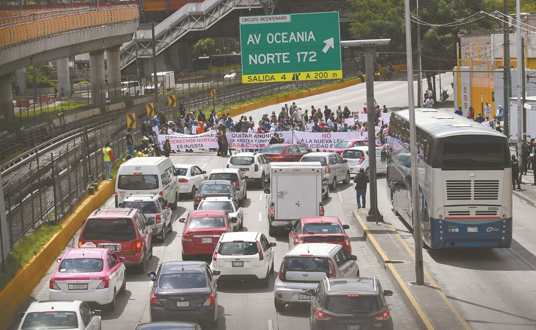 El personal de empresas dedicadas a publicidad exterior exponen que están en peligro mil 500 empleos directos, aproximadamente. Foto: Hugo García/ EL UNIVERSAL.