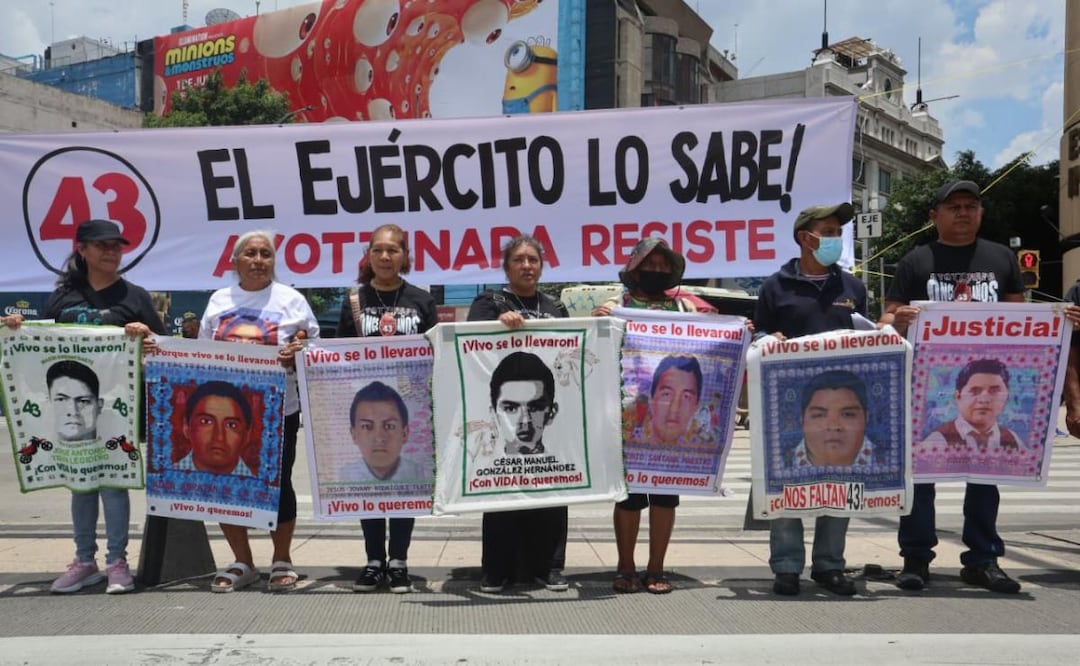 Padres y madres de los estudiantes desaparecidos de Ayotzinapa en el Antimonumento de los 43 este 12 de junio. Foto: Luis Camacho / EL UNIVERSAL