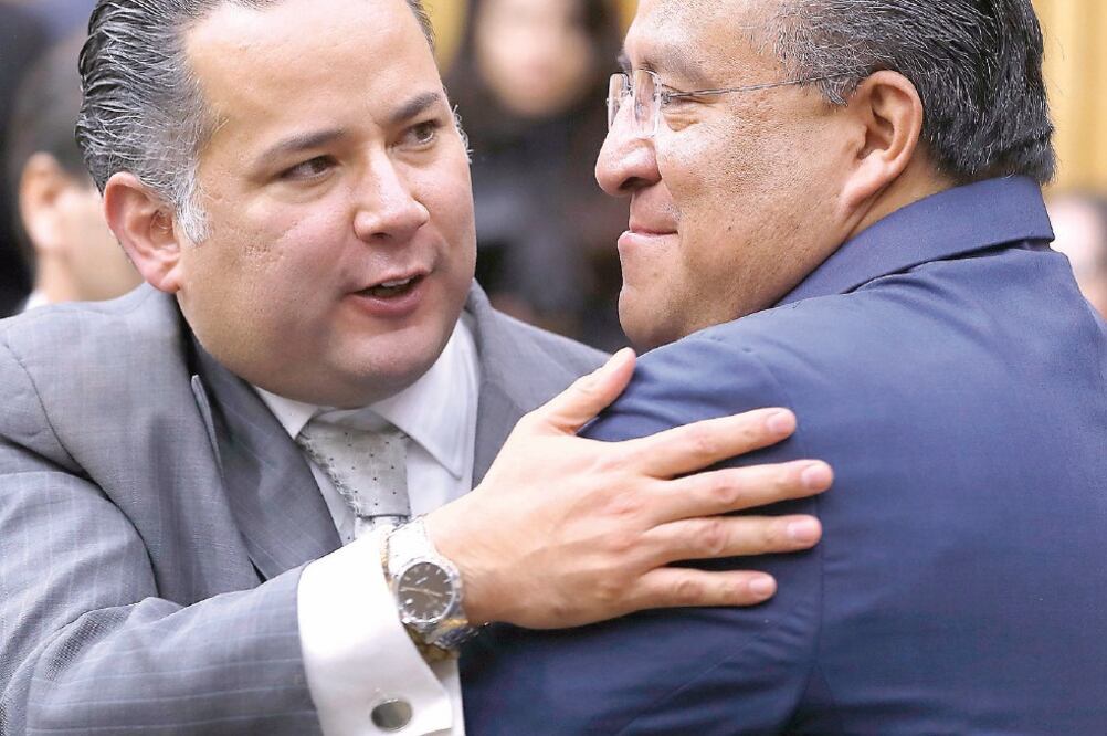 Critica al frente. Horacio Duarte (der.), representante de Morena en el INE, arremetió en la sesión contra PAN y PRD. (LUIS CORTÉS. EL UNIVERSAL)