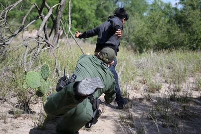 Migrante logra escapar de agentes fronterizos en Texas