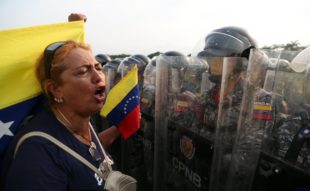 El cuestionado régimen de Maduro busca impedir el ingreso de la ayuda humanitaria. Foto: EFE