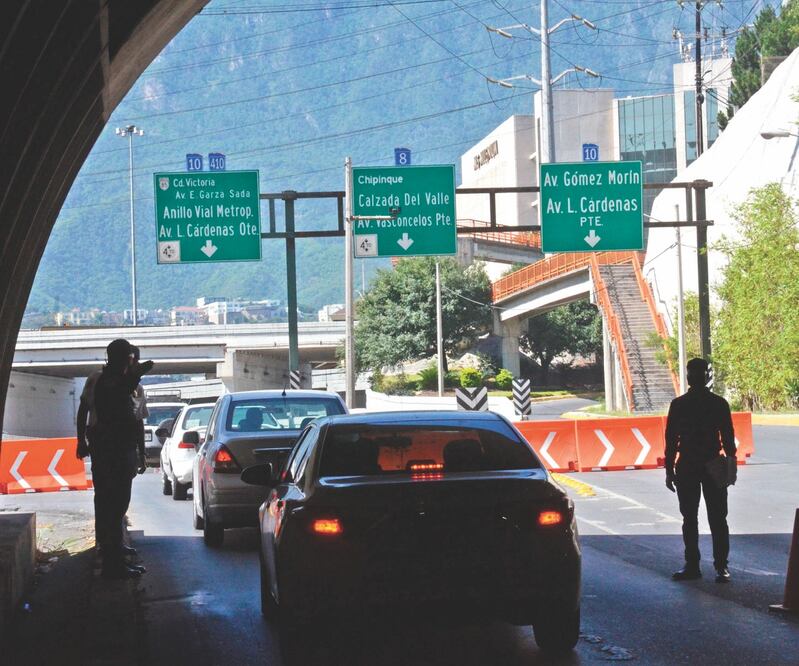 El objetivo de los retenes en San Pedro, Nuevo León, es garantizar que quienes anden en la calle lo hagan por actividades prioritarias. Foto: EMILIO VÁSQUEZ. EL UNIVERSAL