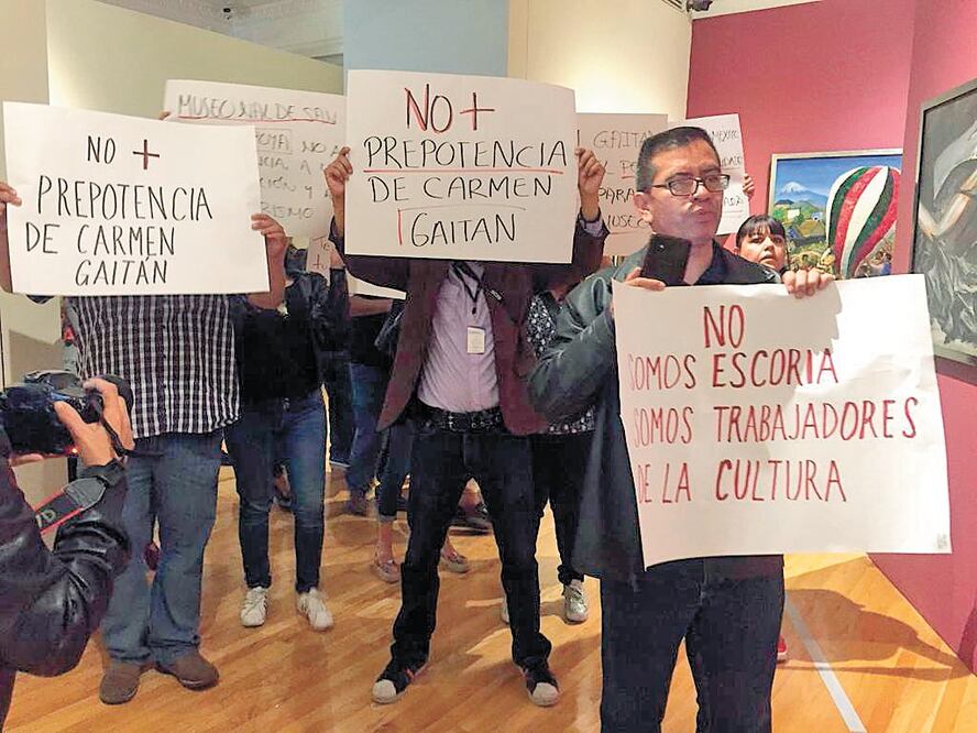 Manifestantes ingresaron con pancartas en contra de la directora del museo. ESPECIAL