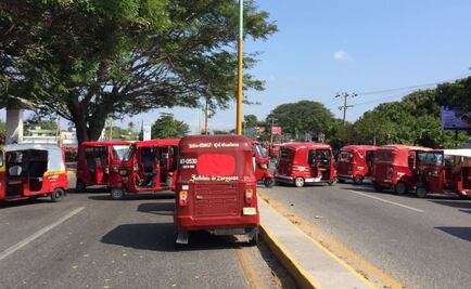 Mototaxistas y empleados realizan bloqueo en Juchitán