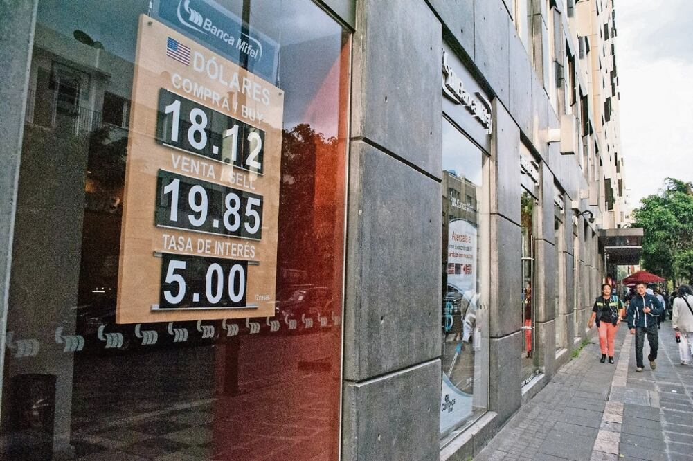 En algunas sucursales bancarias la cotizacion del dólar frente al peso rebasó los $19.65, nuevo máximo que alcanzó la divisa ayer (JOSÉ ANTONIO TORRES. EL UNIVERSAL)