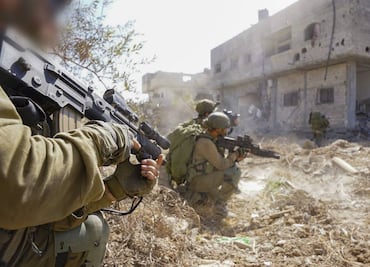 Disparos y ataques israelíes dejan al menos 25 muertos en Gaza; varios fallecieron mientras buscaban comida y ayuda