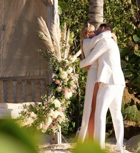 Los detalles y el precio del lujoso anillo de compromiso de Paris Hilton