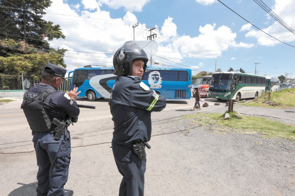El jueves estudiantes llegaron a la Secretaría de Educación estatal para que les dieran plazas. Foto: ARCHIVO EL UNIVERSAL