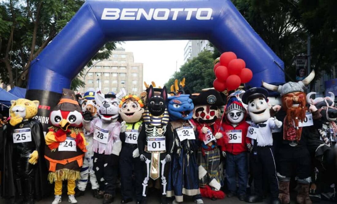 Las 48 botargas de los diferentes agrupamientos de la Secretaría de Seguridad Ciudadana capitalina (SSC) salieron del arco colocado frente al Palacio de Bellas Artes y corrieron rumbo al Paseo de la Reforma y de regreso.
Foto: Carlos Mejía (25/10/25)