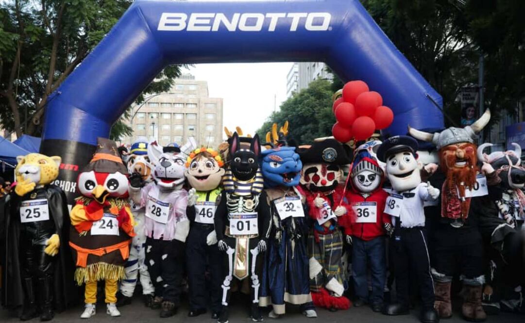 Las 48 botargas de los diferentes agrupamientos de la Secretaría de Seguridad Ciudadana capitalina (SSC) salieron del arco colocado frente al Palacio de Bellas Artes y corrieron rumbo al Paseo de la Reforma y de regreso.
Foto: Carlos Mejía (25/10/25)