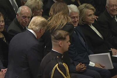 Donald Trump evita saludar a Hillary Clinton en funeral de Bush padre