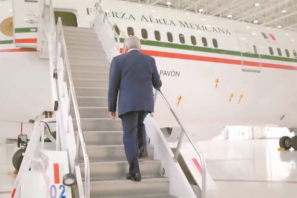 Andrés Manuel López Obrador subió ayer por primera vez al avión presidencial. FOTOS TOMADAS DE VIDEO