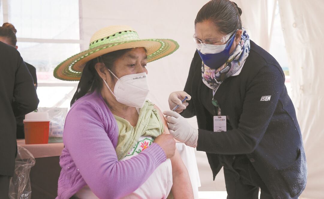 En el Estado de México inició ayer la jornada de vacunación para personas de la tercera edad; según el gobierno, serán inmunizadas 102 mil 760 personas. Foto: Jorge Alvarado. EL UNIVERSAL