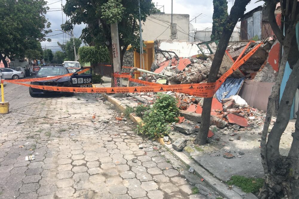 Habitantes de la colonia Ignacio Zaragoza comentaron que elementos de la Secretaría de Protección Civil sólo acudieron a revisar el inmueble caído, pero no las casas aledañas (EDUARDO HERNÁNDEZ. EL UNIVERSAL)