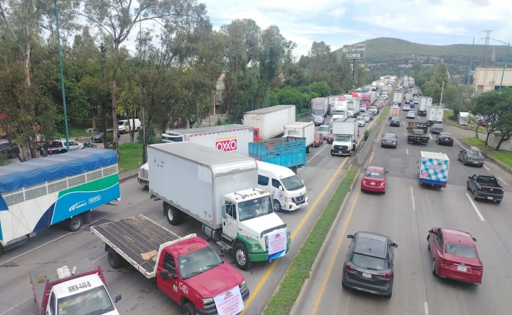Transportistas de AMOTAC se manifiestan en La Reyes Heroles, Tlalnepantla. Foto: Especial