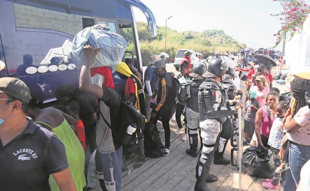 Migrantes esperan su turno para abordar un camión que los traslade a otro estado. Foto: María de Jesús Peters. EL UNIVERSAL