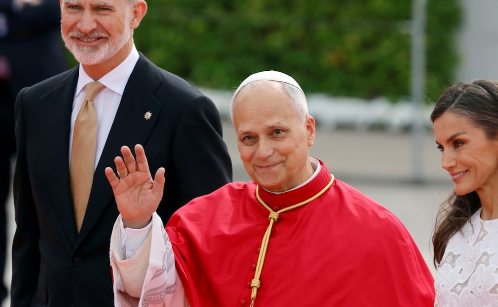 El papa León XIV inicia este sábado un viaje de seis días a España, que comenzará en Madrid con una recepción en el Palacio Real seguida de una visita por la tarde a un centro de personas sin hogar en Carabanchel y terminará por la noche en una vigilia con los jóvenes en un acto multitudinario que unirá la oración con actuaciones musicales. Foto: EFE/Mariscal

